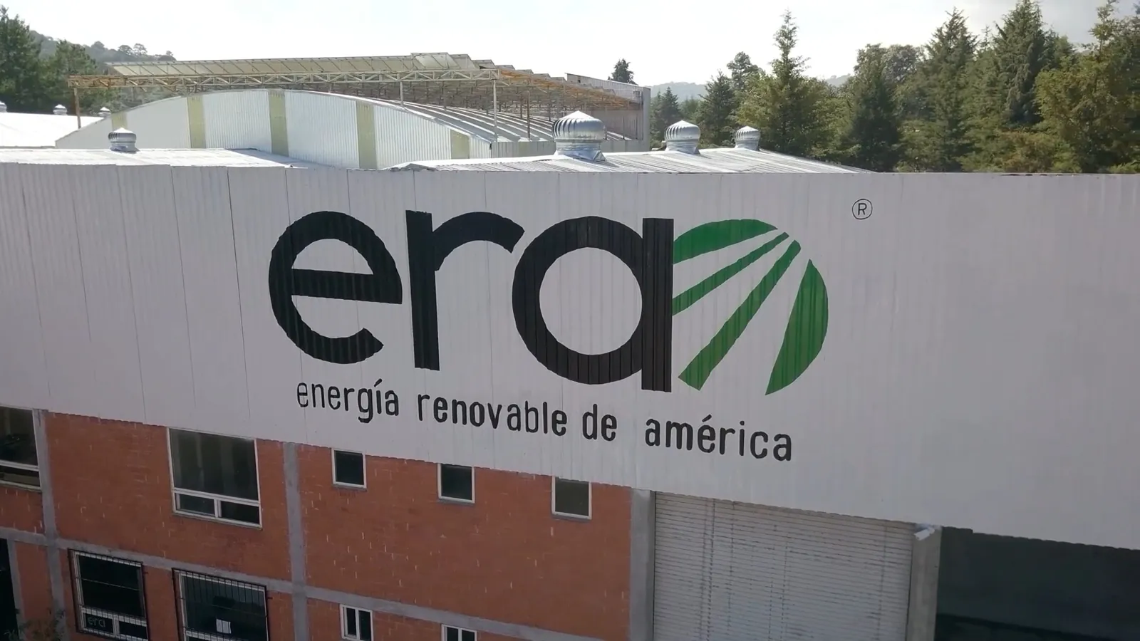 Fachada de la planta de ERA con el logotipo y la leyenda energía renovable de américa