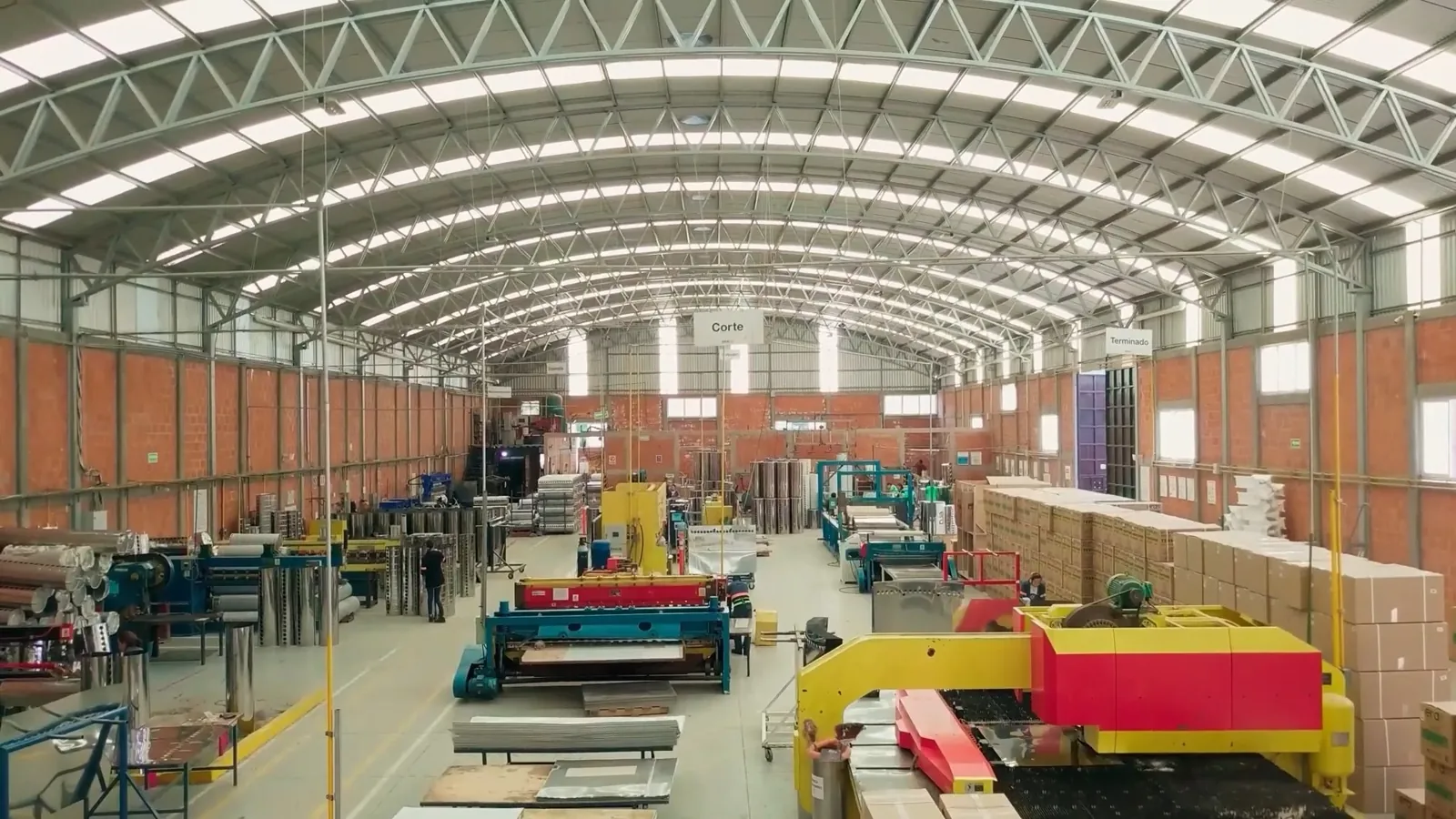 Interior de la planta de ERA con maquinaria y tarimas de producto