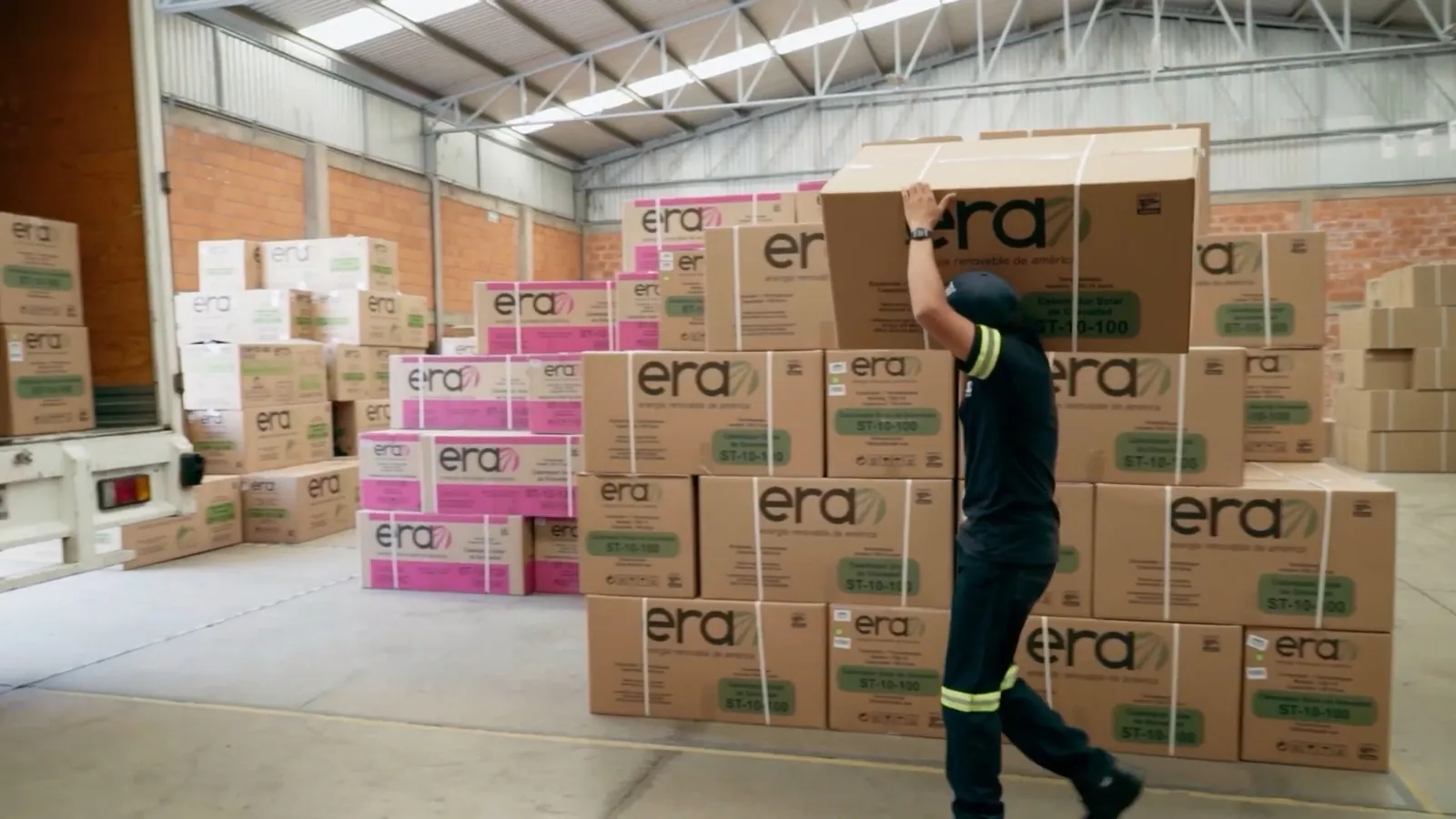 Bodega con cajas de calentadores ERA listas para salir