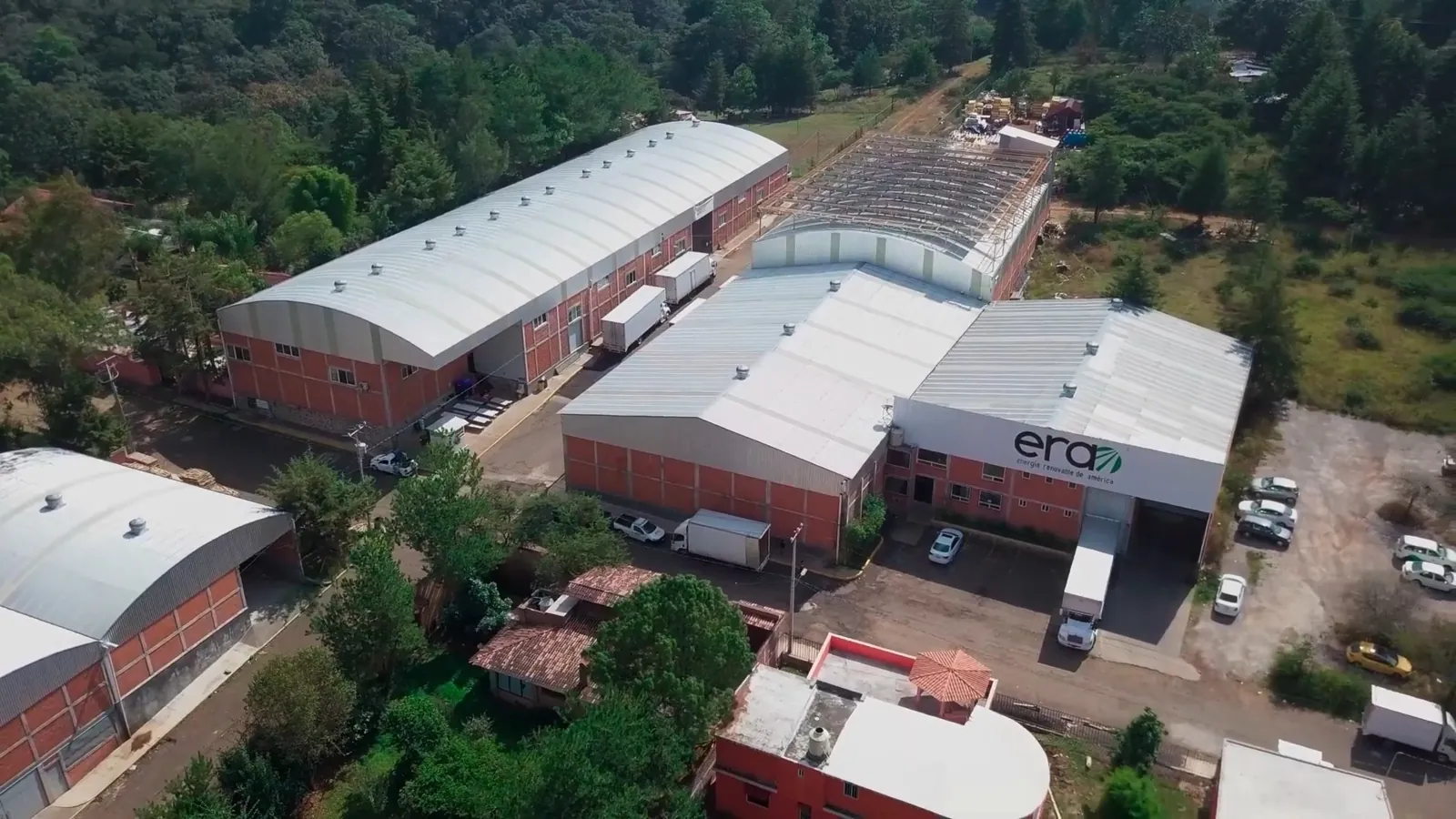 Vista de dron de las naves de la planta de ERA entre árboles