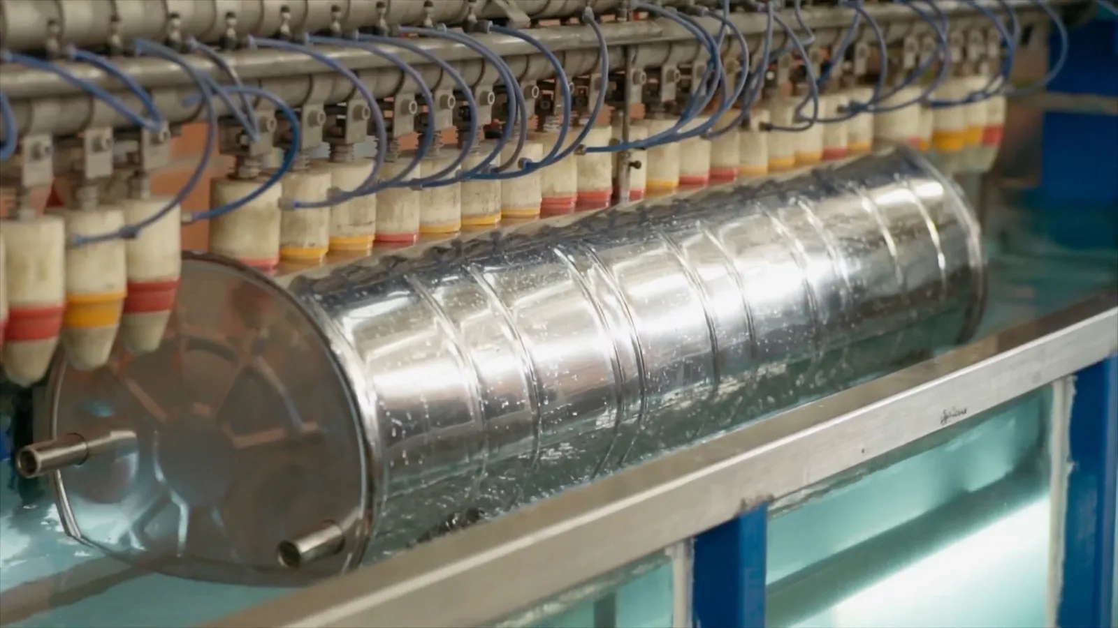 Termotanque de acero inoxidable en la línea de producción de la planta de ERA